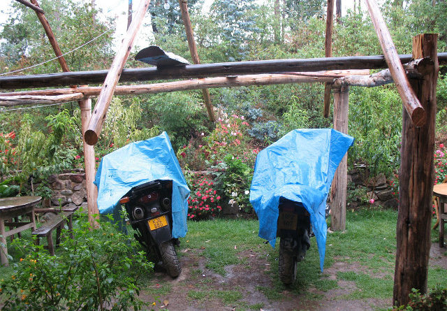 Ollantaytambo, οι μοτοσυκλέτες μας προφυλάσσονται από την βροχή